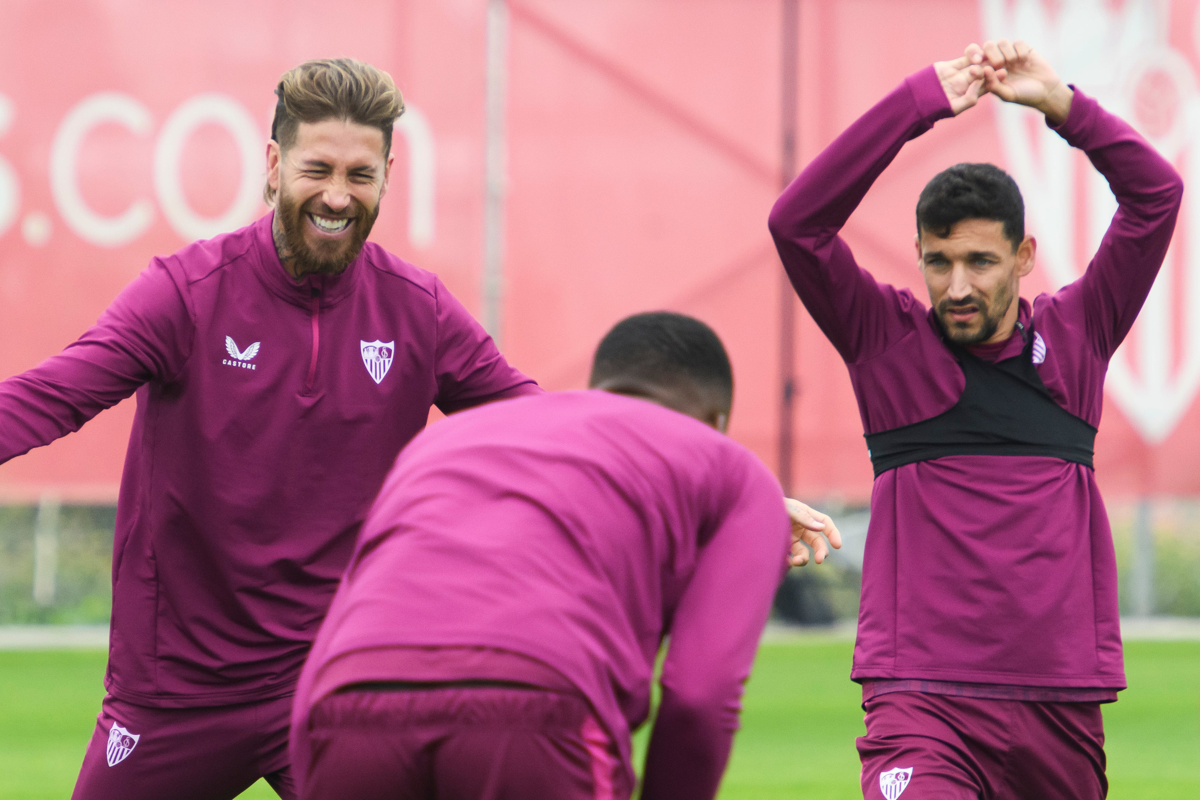 GRAFAND7041. SEVILLA, 28/11/2023.- Los jugadores del Sevilla FC Sergio Ramos, Nianzou y Jesús Navas (izq a dcha) durante el entrenamiento realizado hoy martes en la Ciudad Deportiva del club previo al partido de la Jornada 5 de la fase de grupos de la Liga de Campeones ante el PSV neerlandés. EFE/ Raúl Caro
