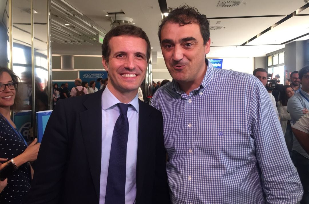 Enrique Bretones posa con Pablo Casado, tras la victoria de éste en el congreso nacional del PP.