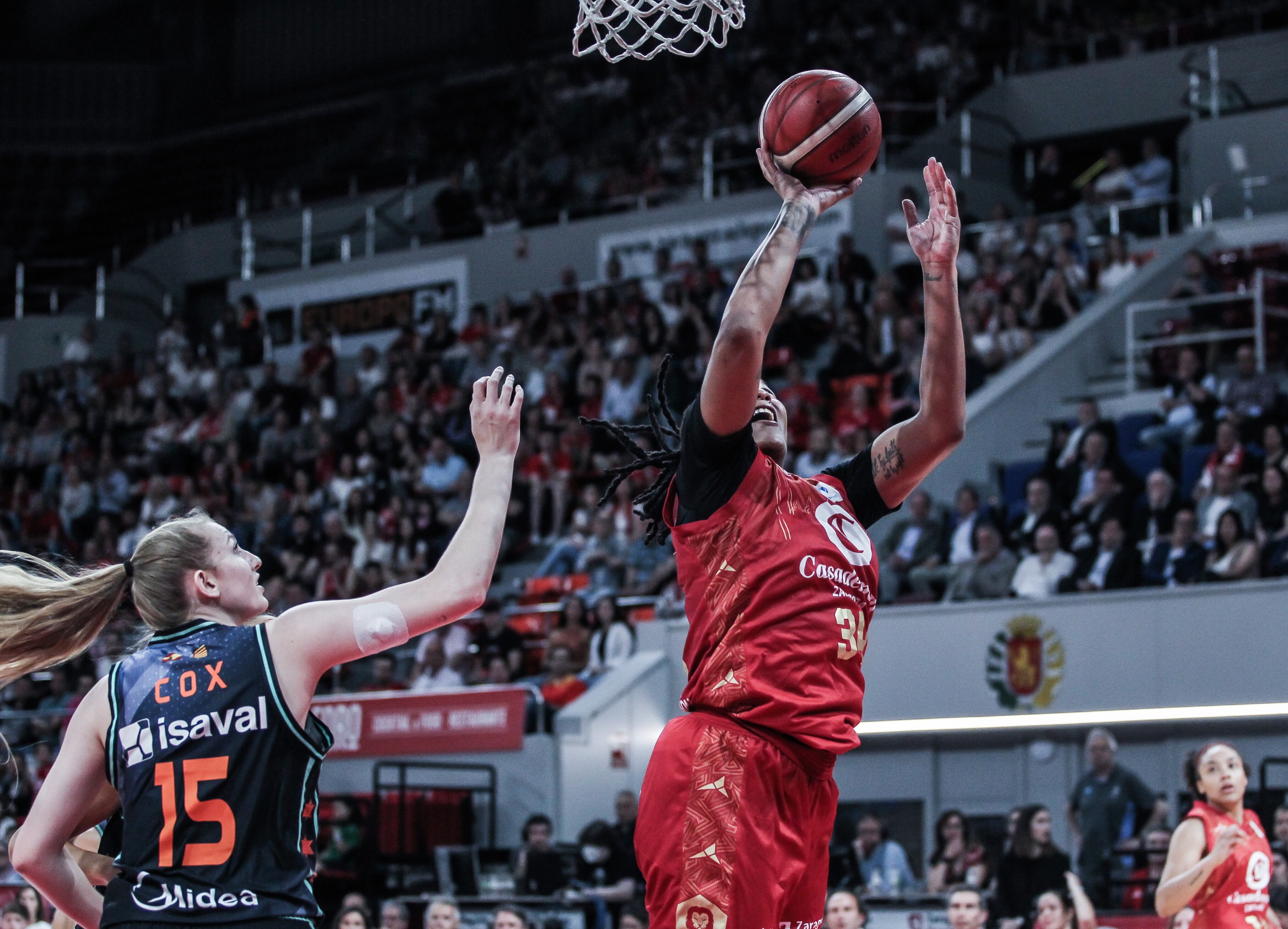 Gatling anota en la canasta del Valencia basket