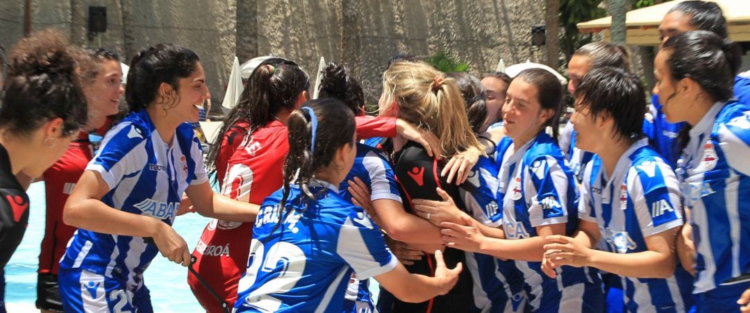 Las jugadoras del Deportivo celebran el ascenso