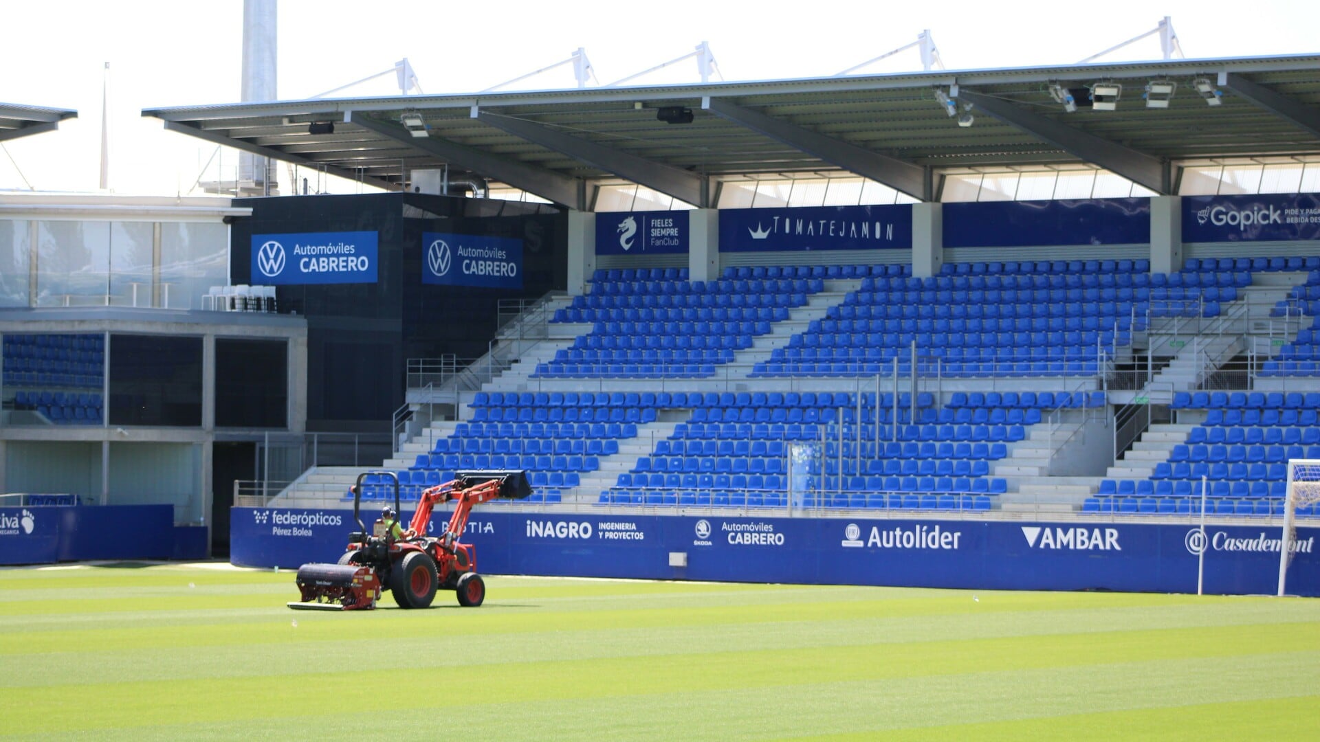 Trabajos en el césped de El Alcoraz / SD Huesca