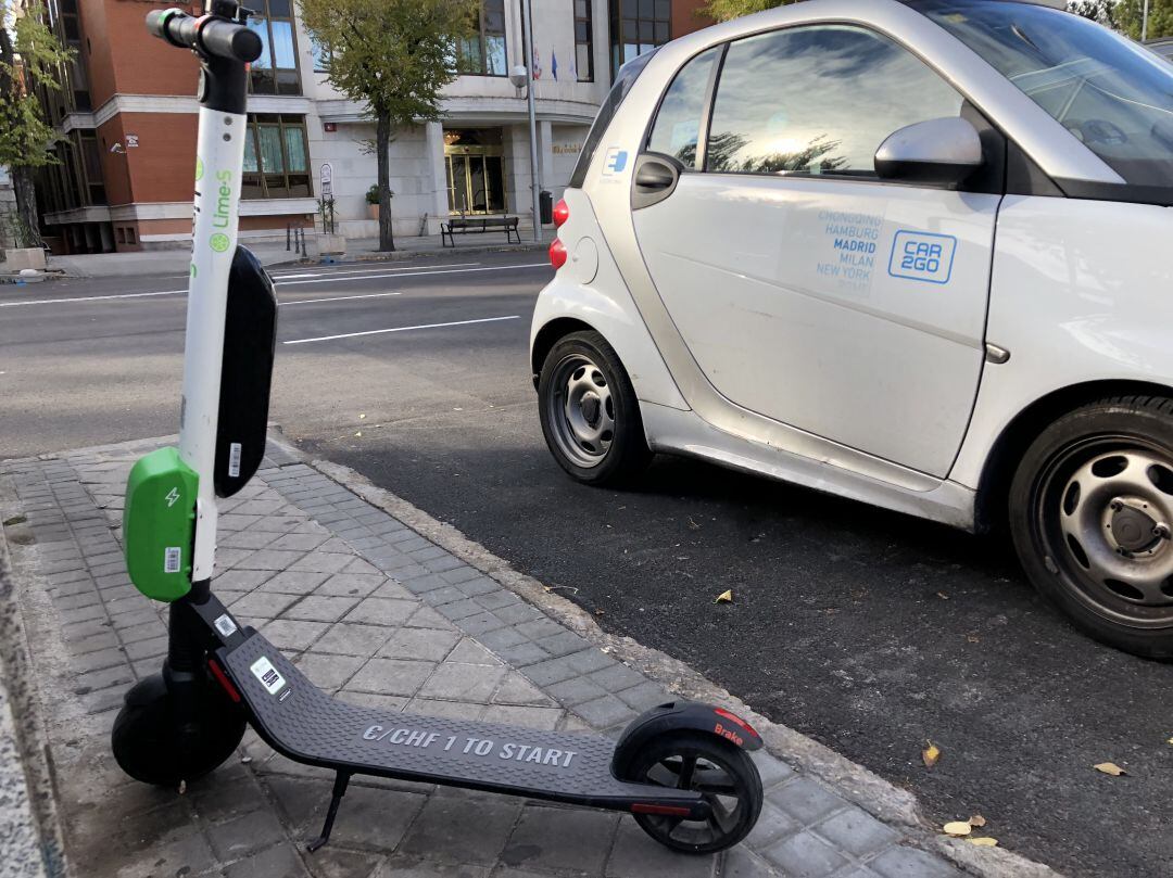 Patinete de Lime y coche eléctrico de car2Go