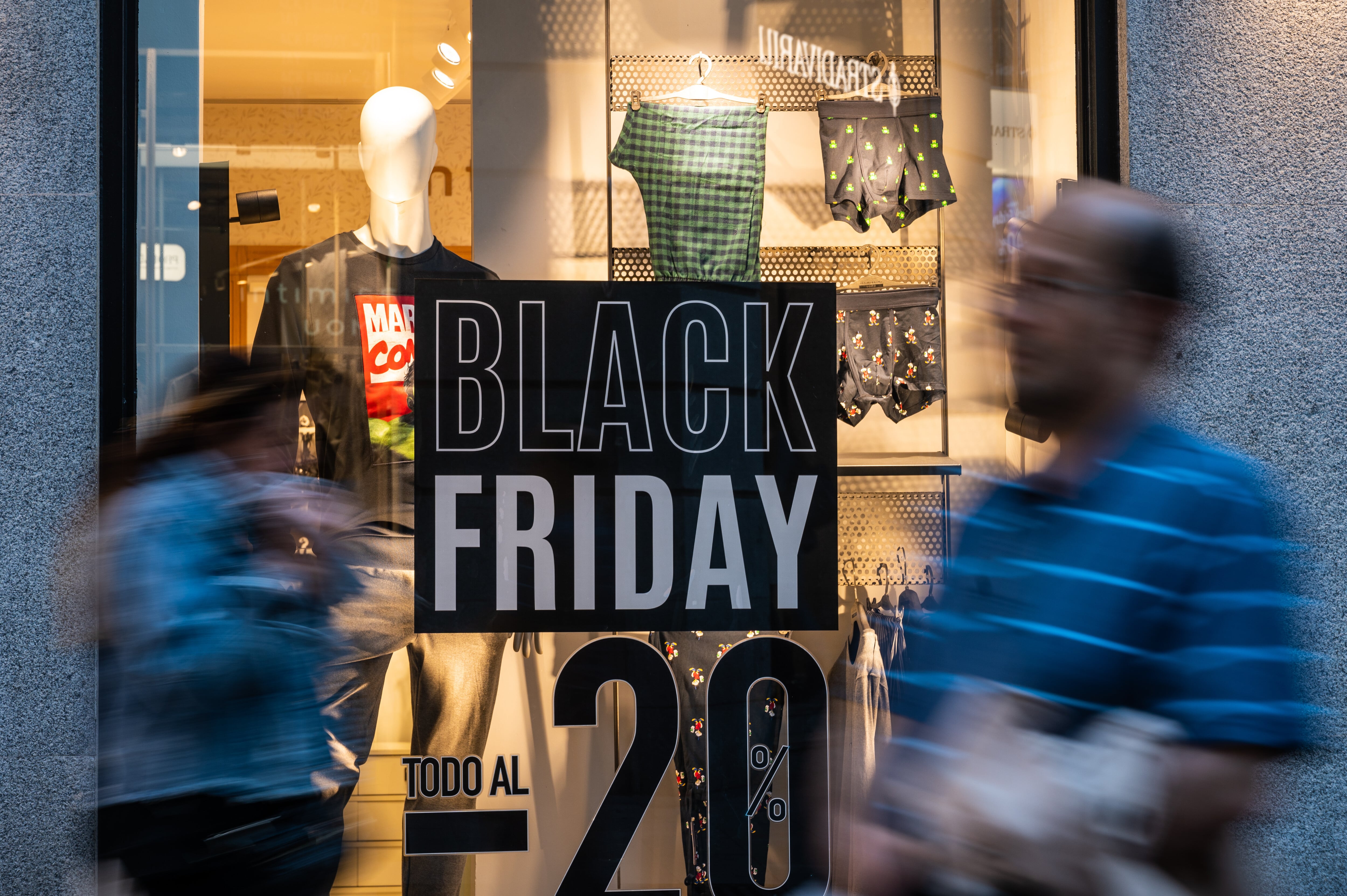 Un escaparate promociona el Black Friday.