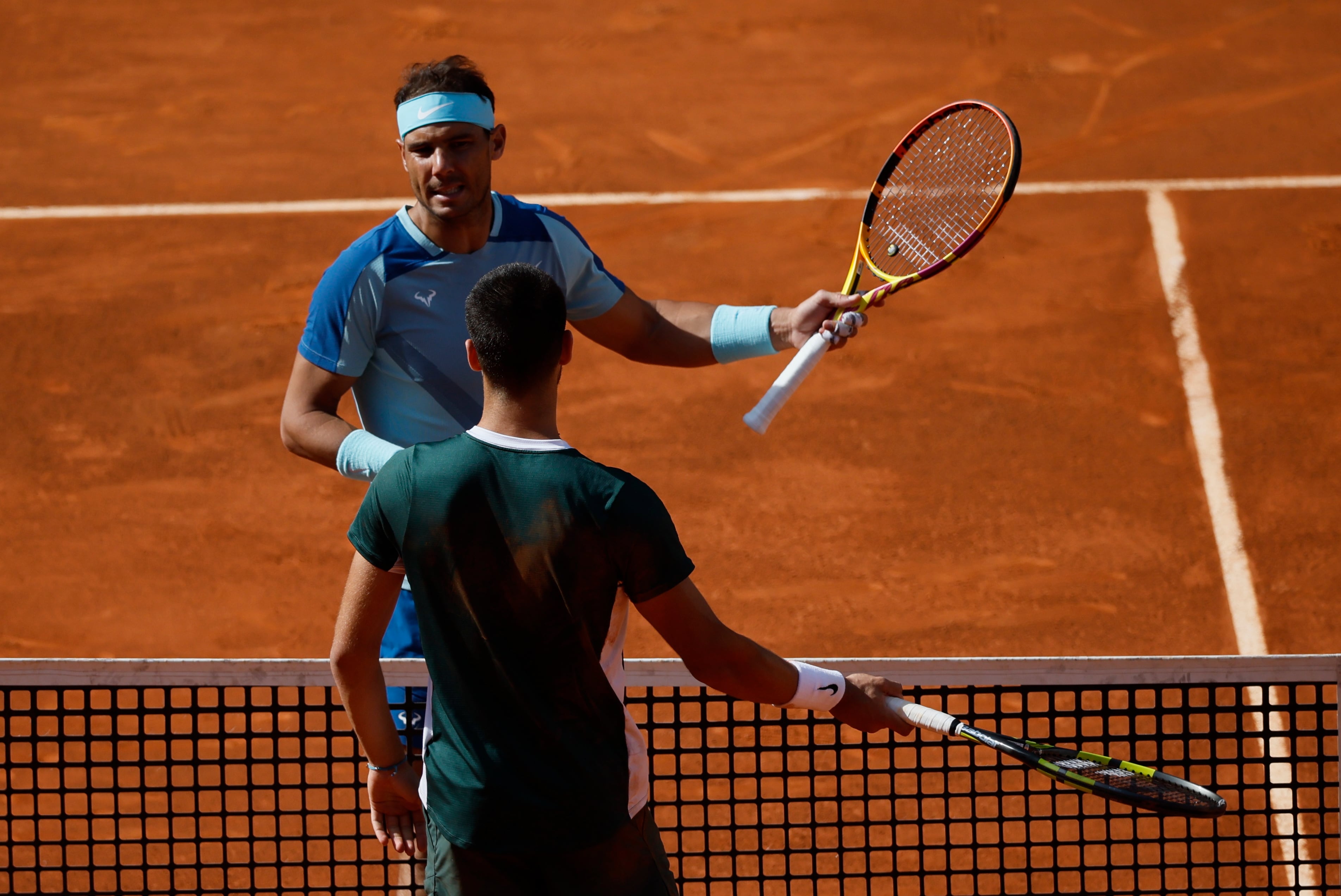 Carlos Alcaraz y Rafa Nadal conversando durante el encuentro de cuartos de final del Mutua Madrid Open.