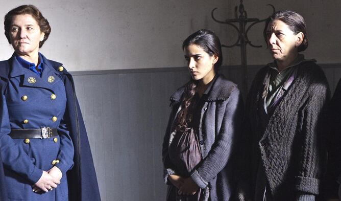 Ana Wagener, a la izquierda, en un fotograma de la película 'La voz dormida'