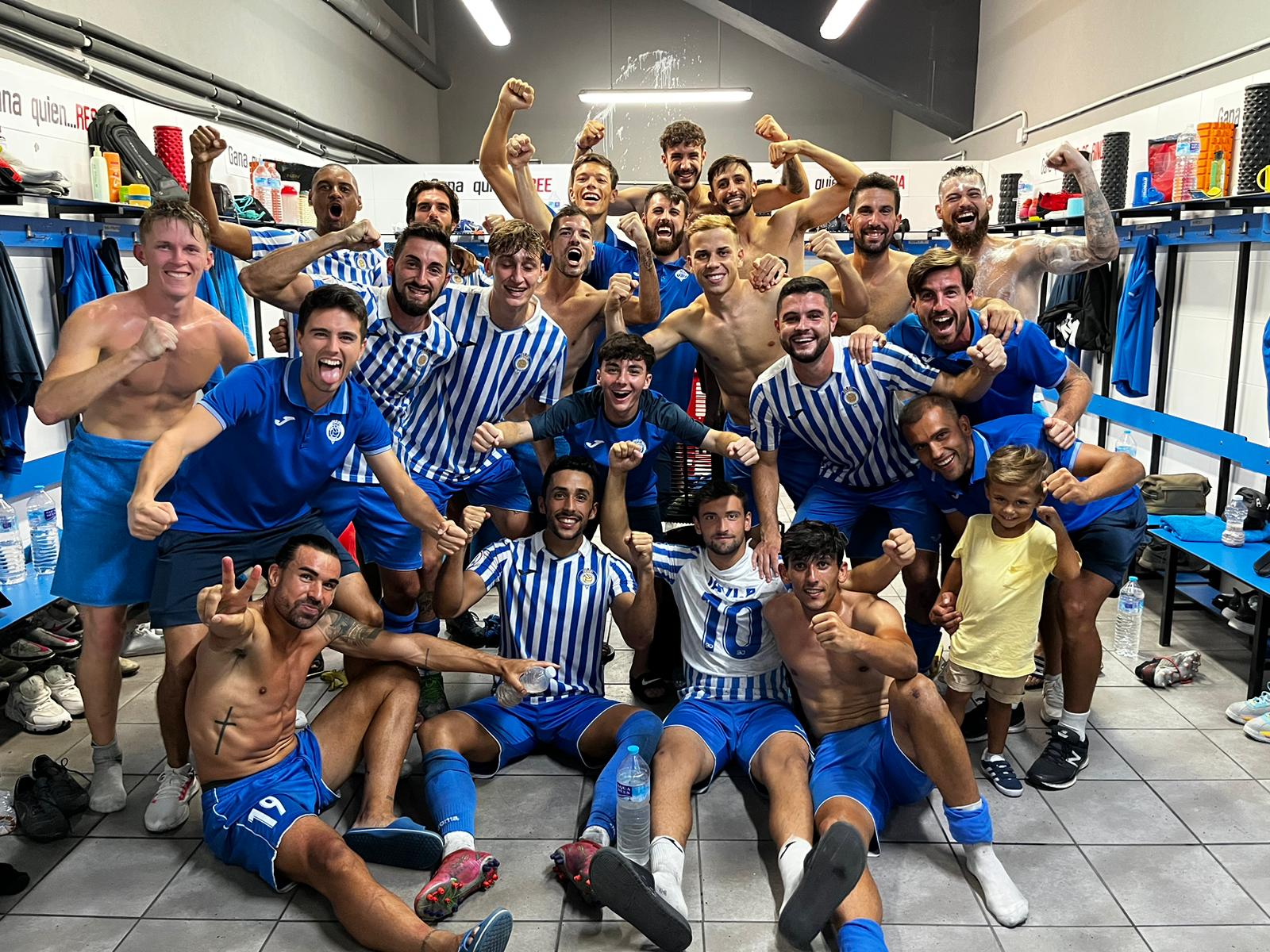 Los jugadores celebran la victoria en el Olagüe