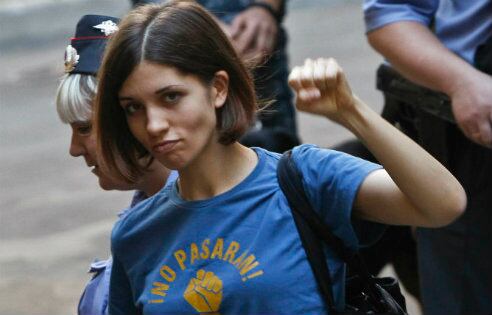 Tolokonnikova, una de las componentes de la banda Pussy Riot, escoltada por la policía antes de la audiencia ante el Tribunal de Moscú