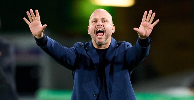 SANTANDER, SPAIN - FEBRUARY 13: Head coach Jose Lopez of Real Racing Club reacts during the LaLiga Smartbank match between Racing Santander and CD Leganes at El Sardinero stadium on February 13, 2023 in Santander, Spain. (Photo by Juan Manuel Serrano Arce/Getty Images)