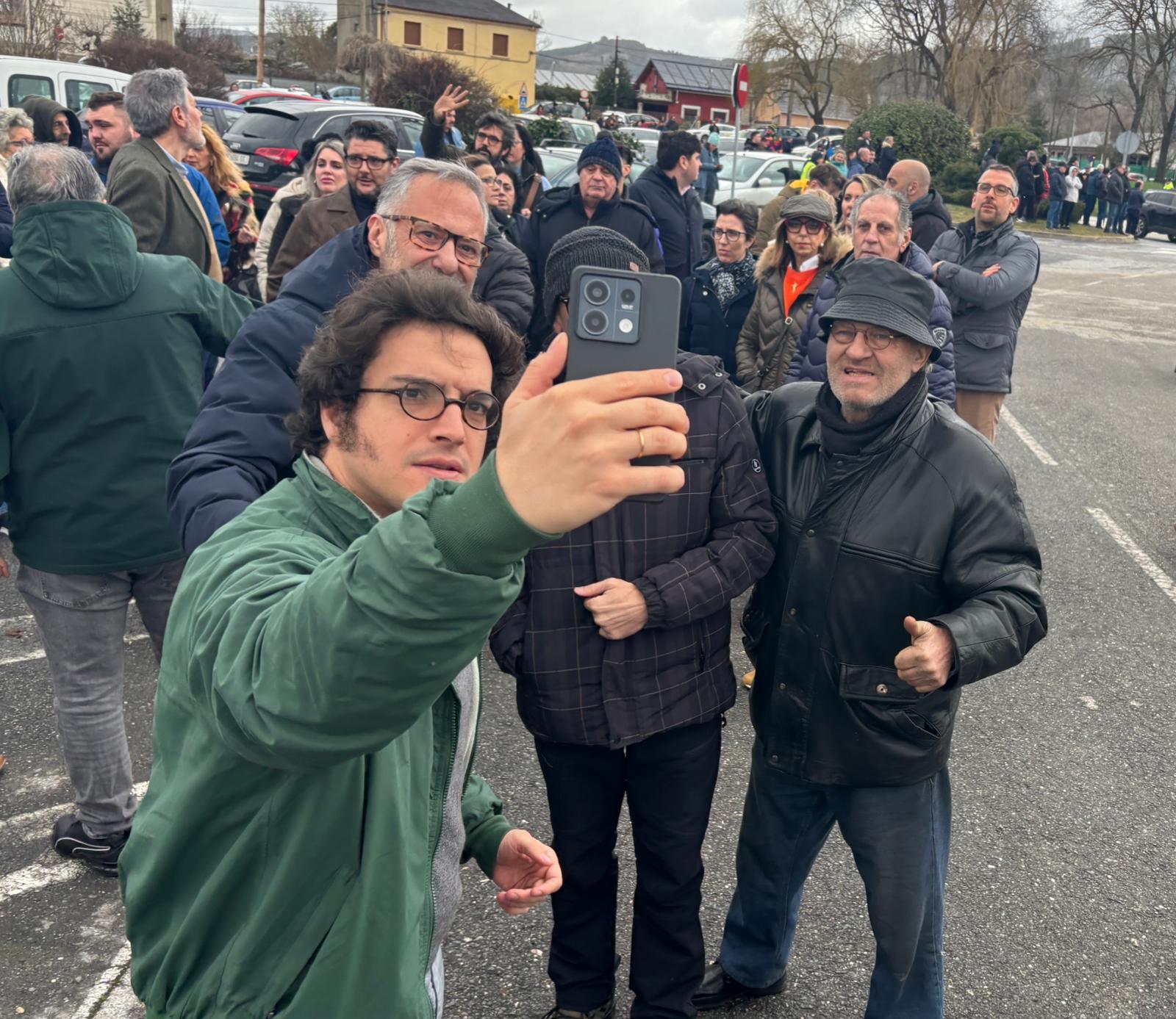 Momento del selfi de los dos políticos y el vecino condenado por agresión