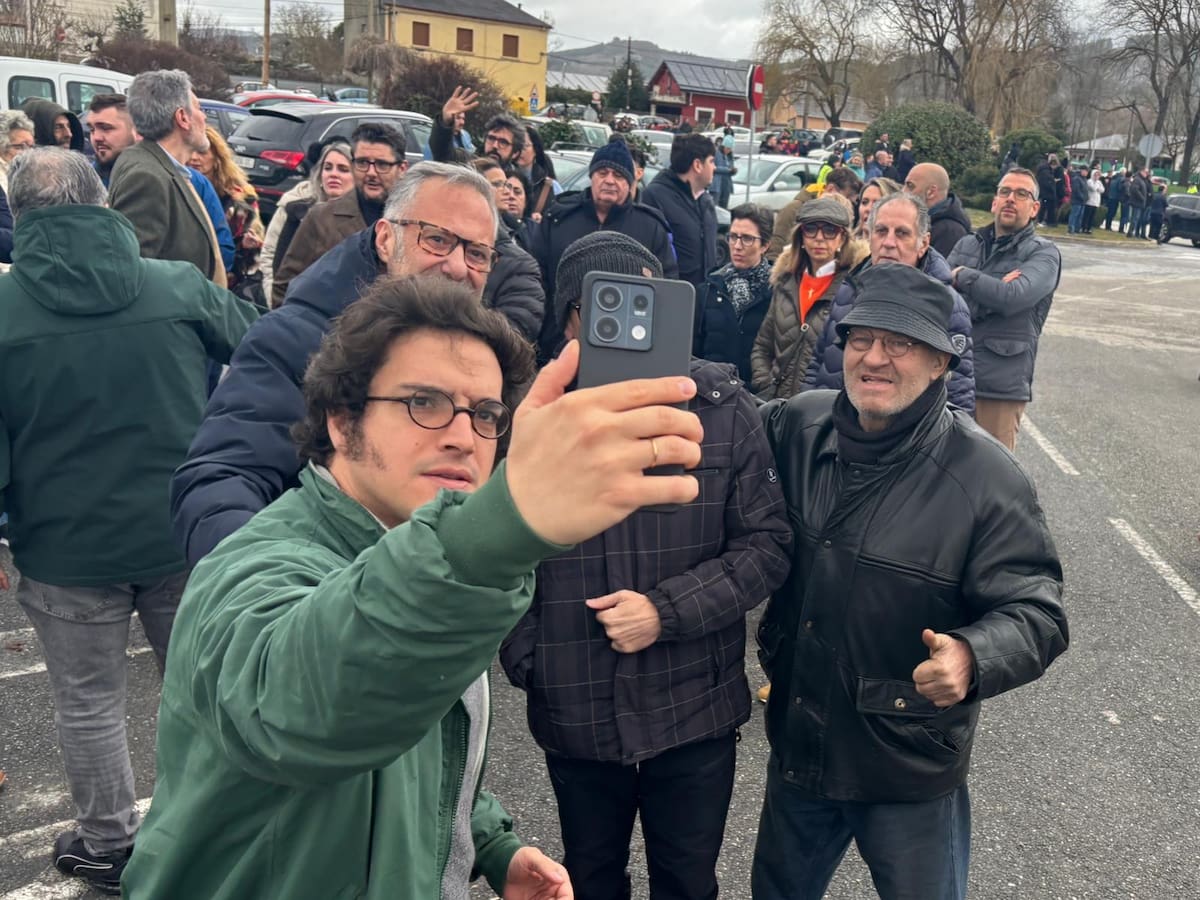 El agresor del socialista Olegario Ramón se hace un selfi con los líderes de Vox