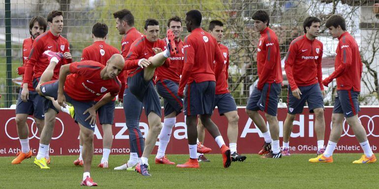 GRA224. BILBAO, 11/04/2015.- Los jugadores del Athletic de Bilbao, durante el entrenamiento que realizaron hoy con motivo del partido de Liga que mañana disputarán frente al Espanyol. EFE/Miguel Toña