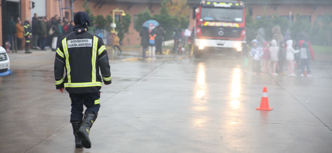 Los bomberos de Fuenlabrada abren su Parque a los centros educativos de la ciudad para enseñar a los niños cómo funciona. 