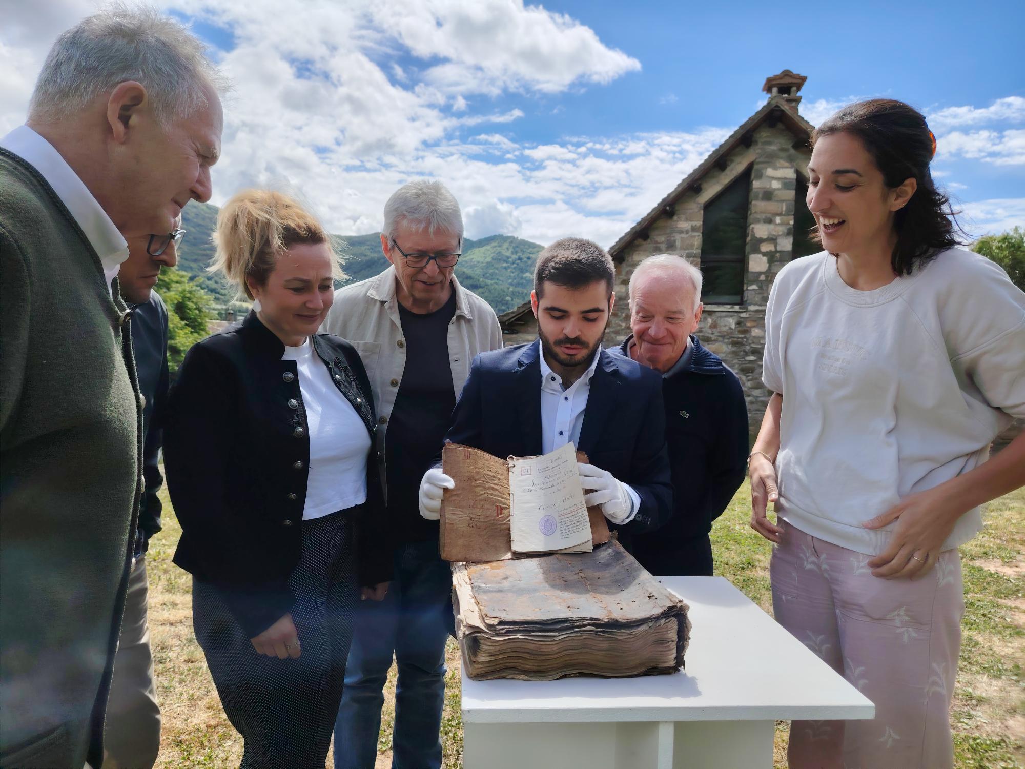 Convenio para impulsar el archivo municipal de Hecho