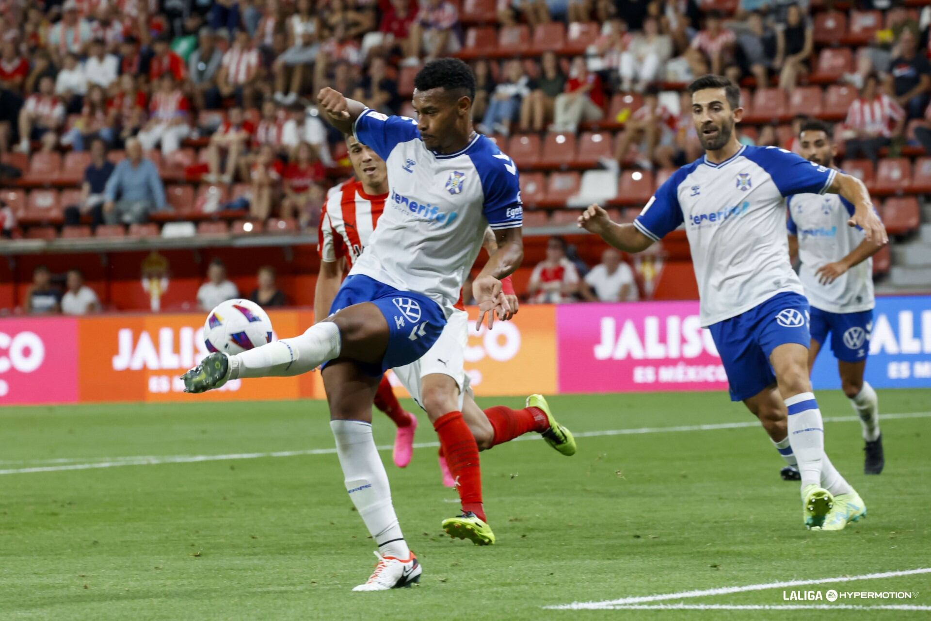 Löic Williams gozó de su primera titularidad ante el Sporting de Gijón.