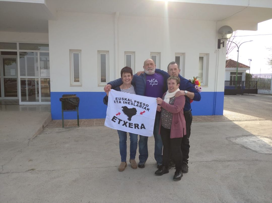 A su salida del centro, Erostegi Bidaguren ha sido recibido por varios allegados junto a una bandera que reclamaba la vuelta de los &quot;presos y refugiados a casa&quot;.