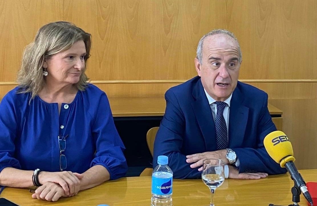 El rector de la UNED,  Ricardo Mairal Usón, y la directora del centro asociado de Cádiz, Montserrat Navarro, durante la entrevista.