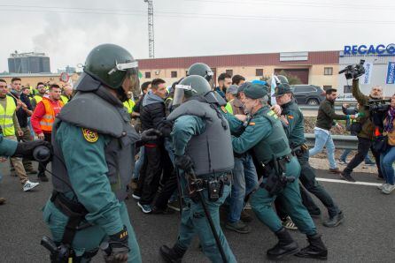 Momento en el que los manifestantes intentan saltar el cordón policial.