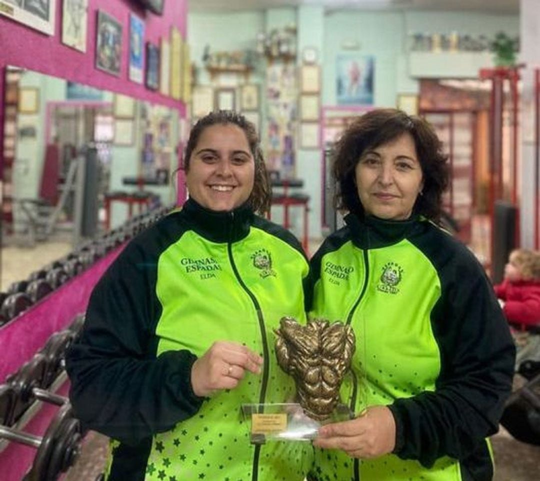 La hija y la esposa de José Manuel Espadas con el trofeo