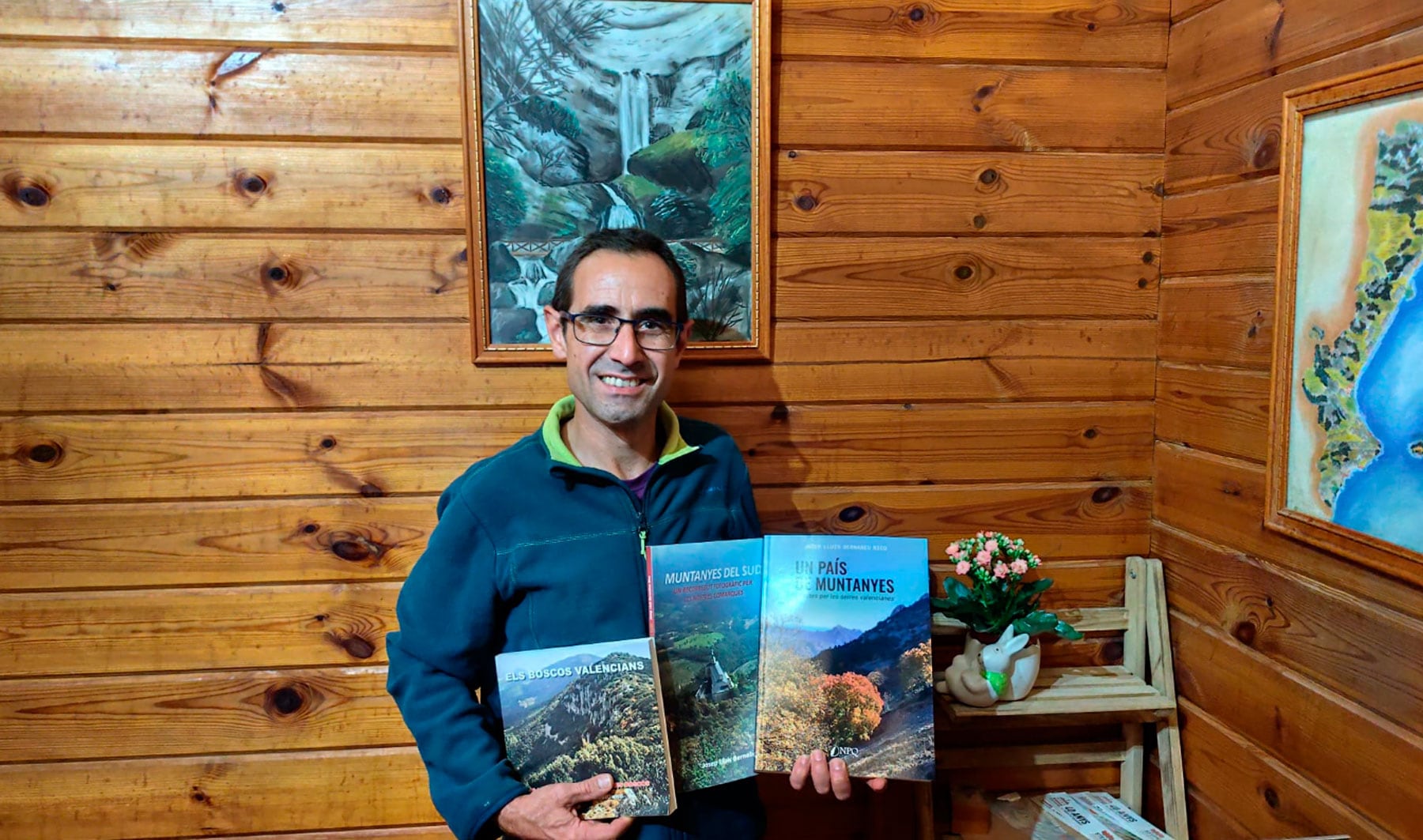 Josep Lluís Bernabeu, amb tres exemplars dels seus llibres sobre les muntanyes valencianes, entre ells l&#039;últim que presenta a Alcoi