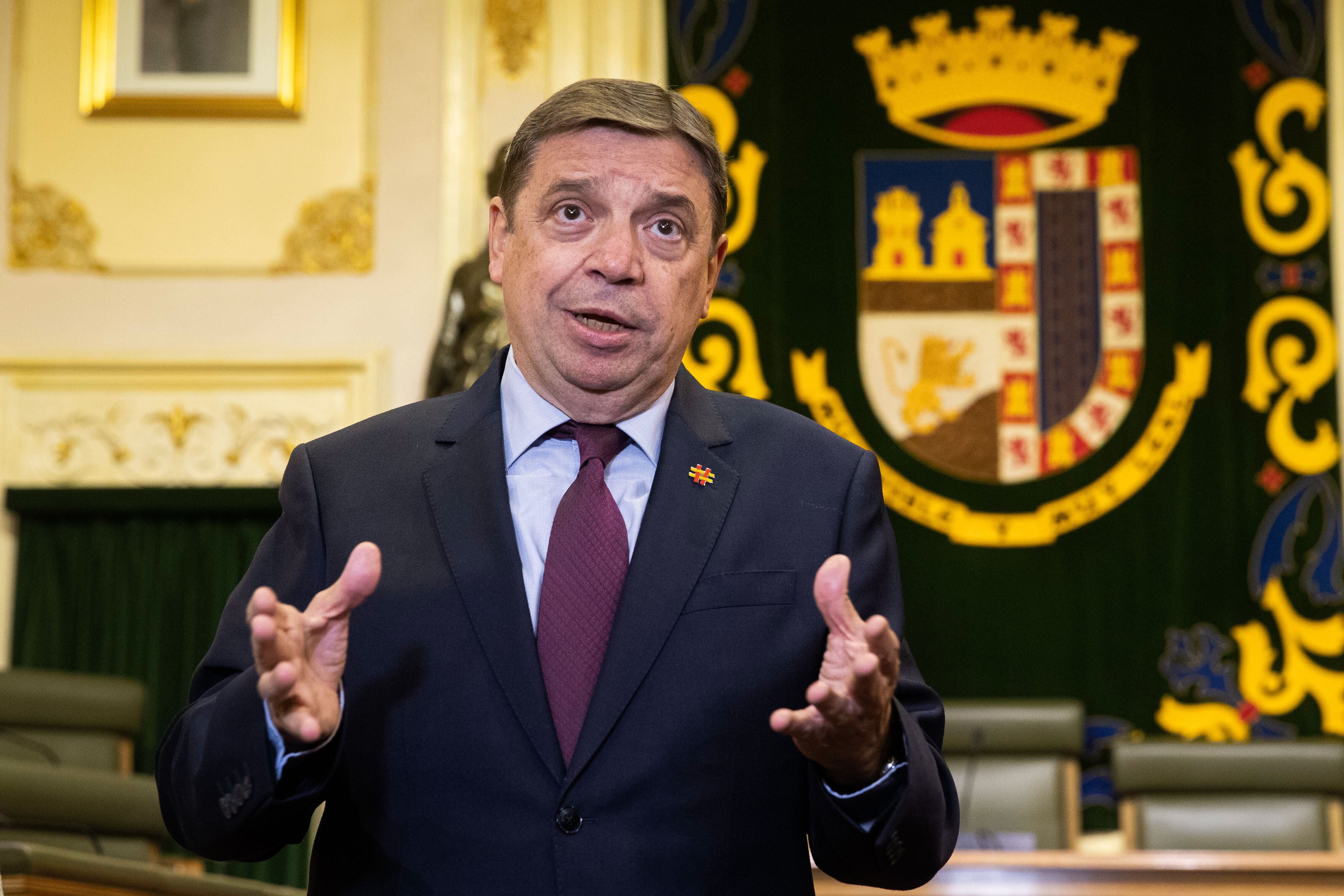 El ministro de Agricultura, Pesca y Alimentación, Luis Planas, durante un momento de la reunión que ha mantenido con la corporación municipal de Jumilla, este lunes con motivo del viaje oficial a Jumilla (Murcia)