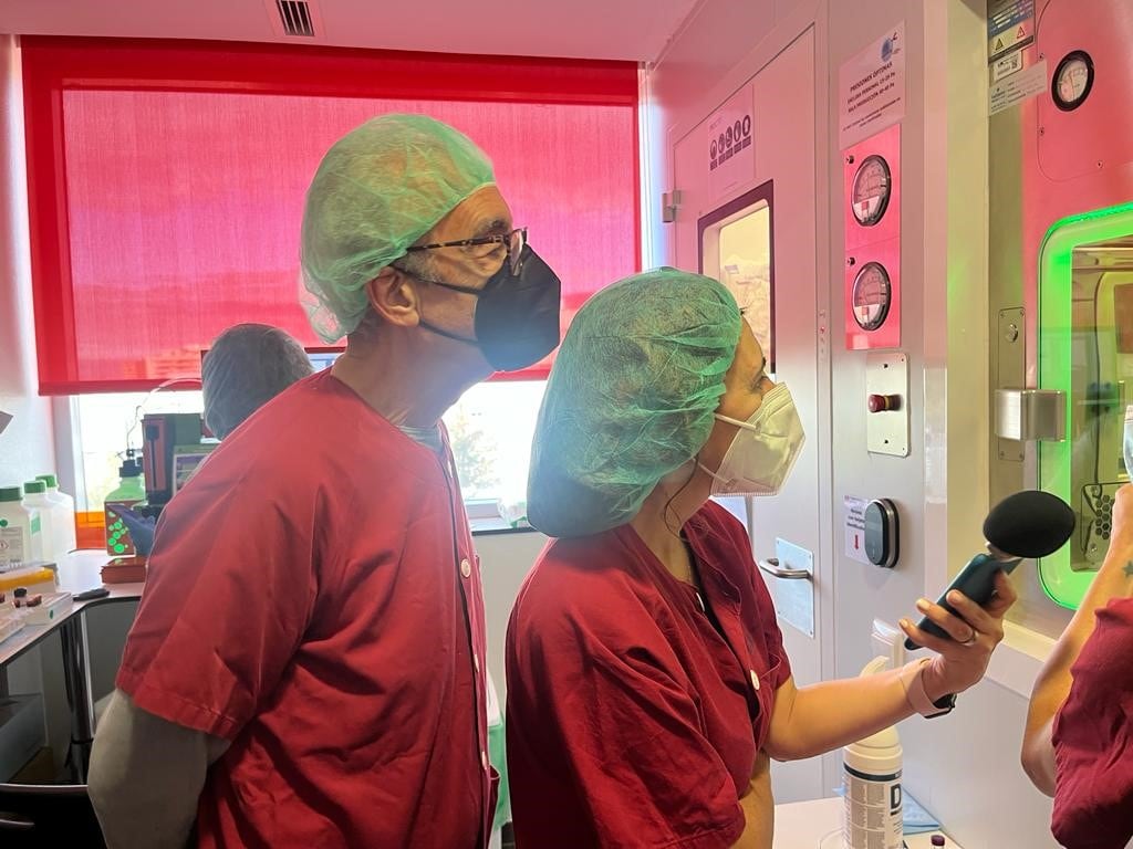 Juan José Millás y Paqui Ramos en la sala blanca de la Unidad CRIS de terapias avanzadas. Hospital La Paz