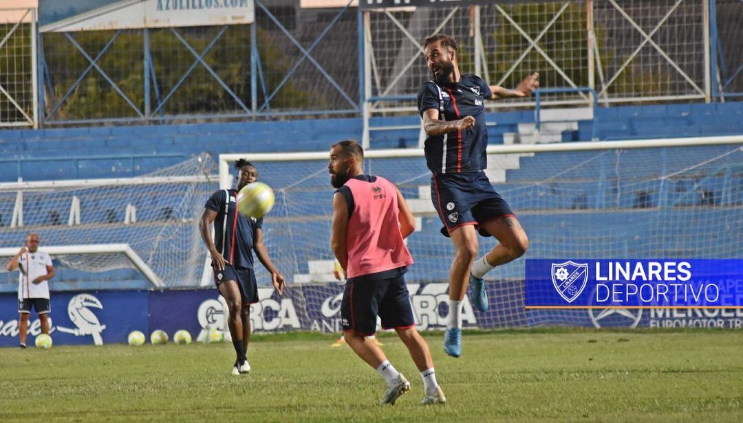 Varios jugadores del Linares Deportivo durante un entrenamiento esta misma semana.