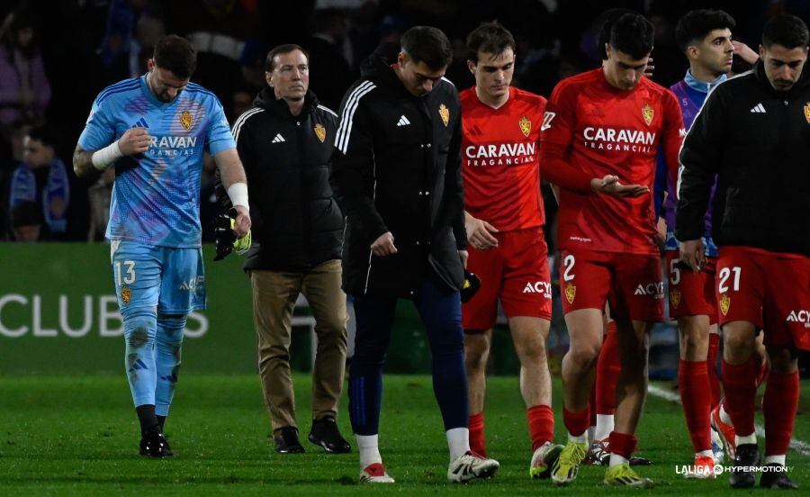 Los jugadores del Real Zaragoza abandonan cabizbajos el terreno de juego