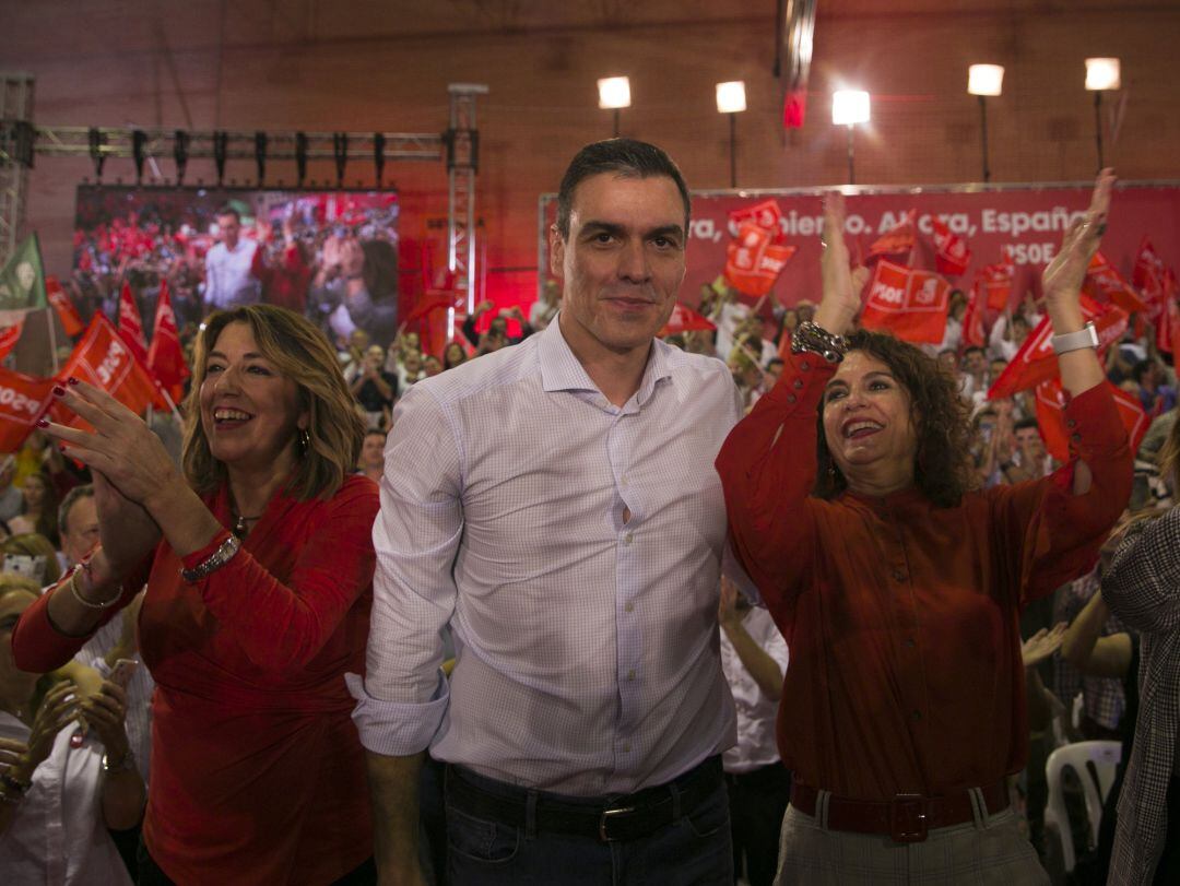 Acto de inicio de campaña del secretario general del PSOE y presidente del Gobierno en funciones, Pedro Sánchez (c). En la imagen, junto a la secretaria general del PSOE-A, Susana Díaz (i) y la ministra de Hacienda en funciones, María Jesús Montero (d).