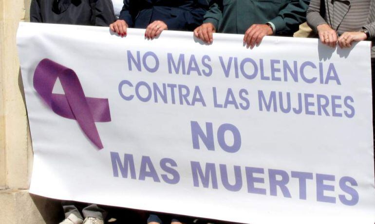 Minuto de silencio y concentración de repulsa por el caso de violencia de género que se ha registrado en Albox.