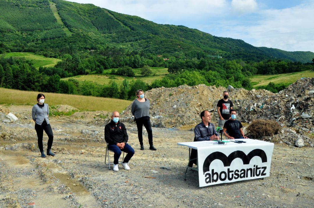 El grupo Abotsanitz ofreciendo la rueda de prensa en solar 