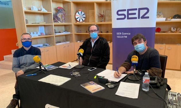 De izquierda a derencha, José María Sánchez, astrónomo del Museo de las Ciencias de Castilla-La Mancha; Santiago Langreo, director de ese museo y del regional de Paleontología de Castilla-La Mancha (MUPA), y Paco Auñón, director del programa Hoy por Hoy Cuenca emitido desde el MUPA en una edición especial &#039;Cuenca, ciudad de museos&#039;.