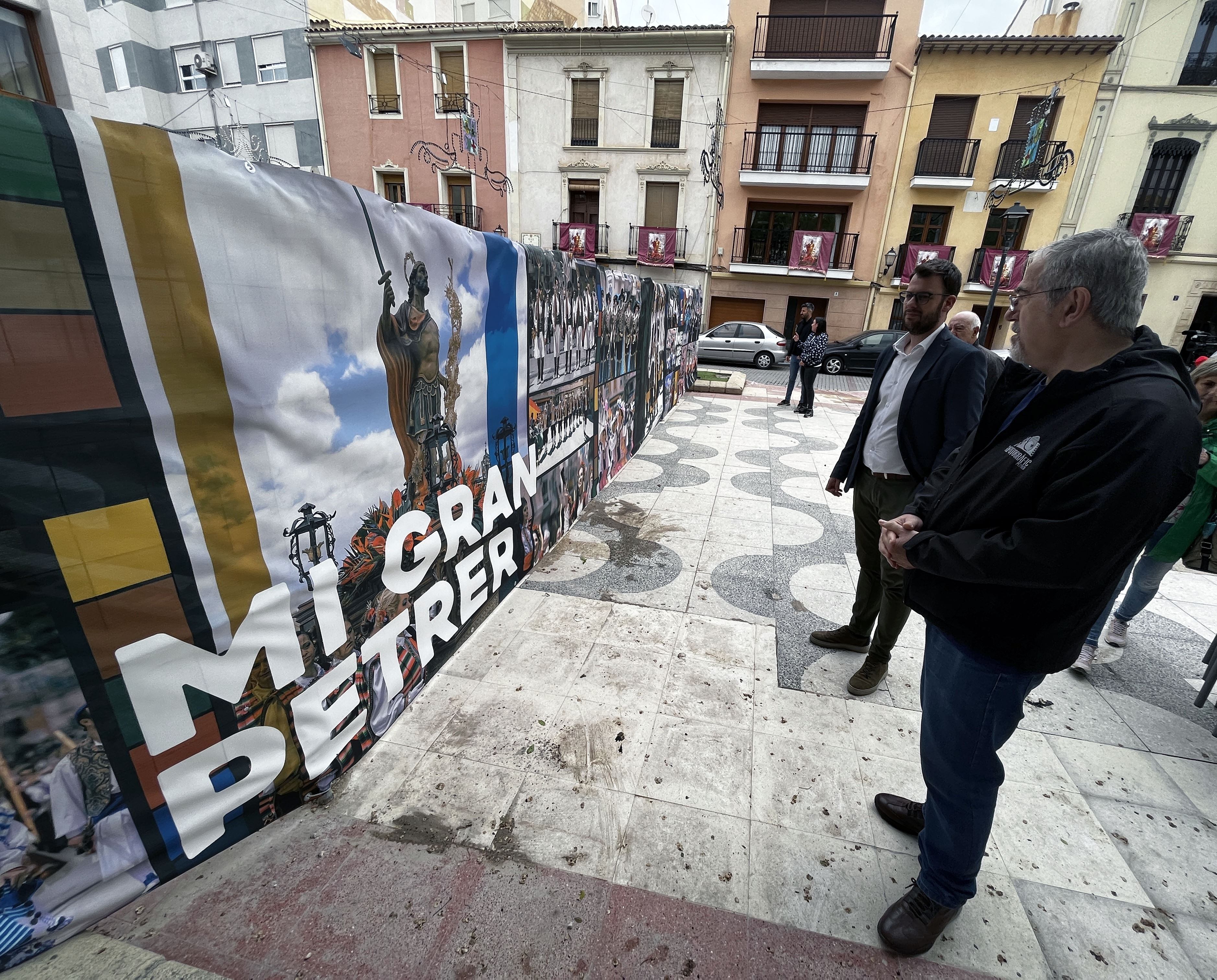 La plaza de Baix de Petrer se engalana para Moros y Cristianos