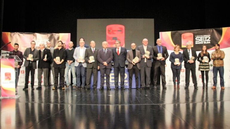 Todos los premiados junto al Gerente del Grupo Radio Elda, Baldomero Giménez