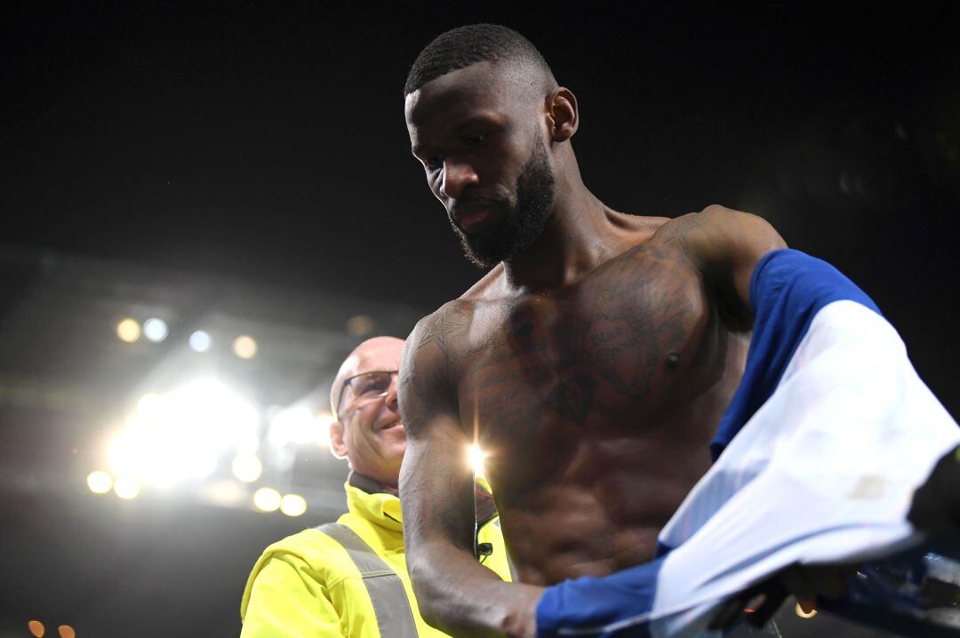 Antonio Rudiger habla con la grada tras el partido. 