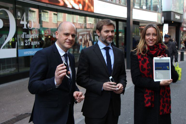 El director general de MoraBanc, Lluís Alsina; la  directora de Màrqueting, Comunicació i Qualitat de MoraBanc, Mireia Maestre i el responsable de Banca Digital de MoraBanc, Ignacio Martín, durant la presentació de MoraBanc Digital