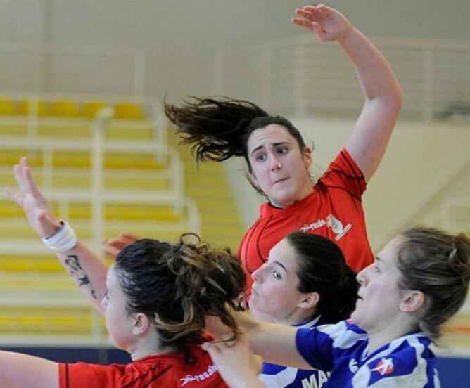 En la foto, Amaia Azanza con el Beti Onak en un amistoso celebrado en Bidebieta