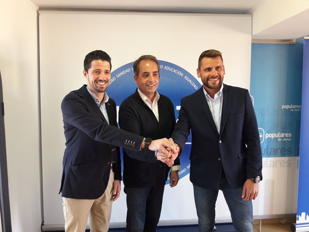 Antonio Saldaña junto a Pedro Herrera y Rafael Mateos, responsables de deportes del proyecto Jerez Cappital