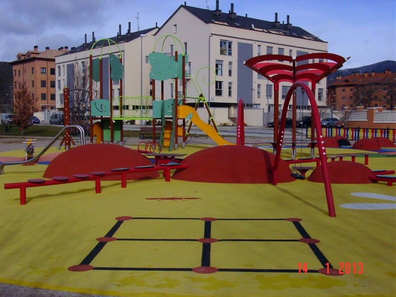 El parque infantil Pedro Montserrat, conocido por sus formas de "mariquitas", se cubrirá con una estructura que proteja del sol