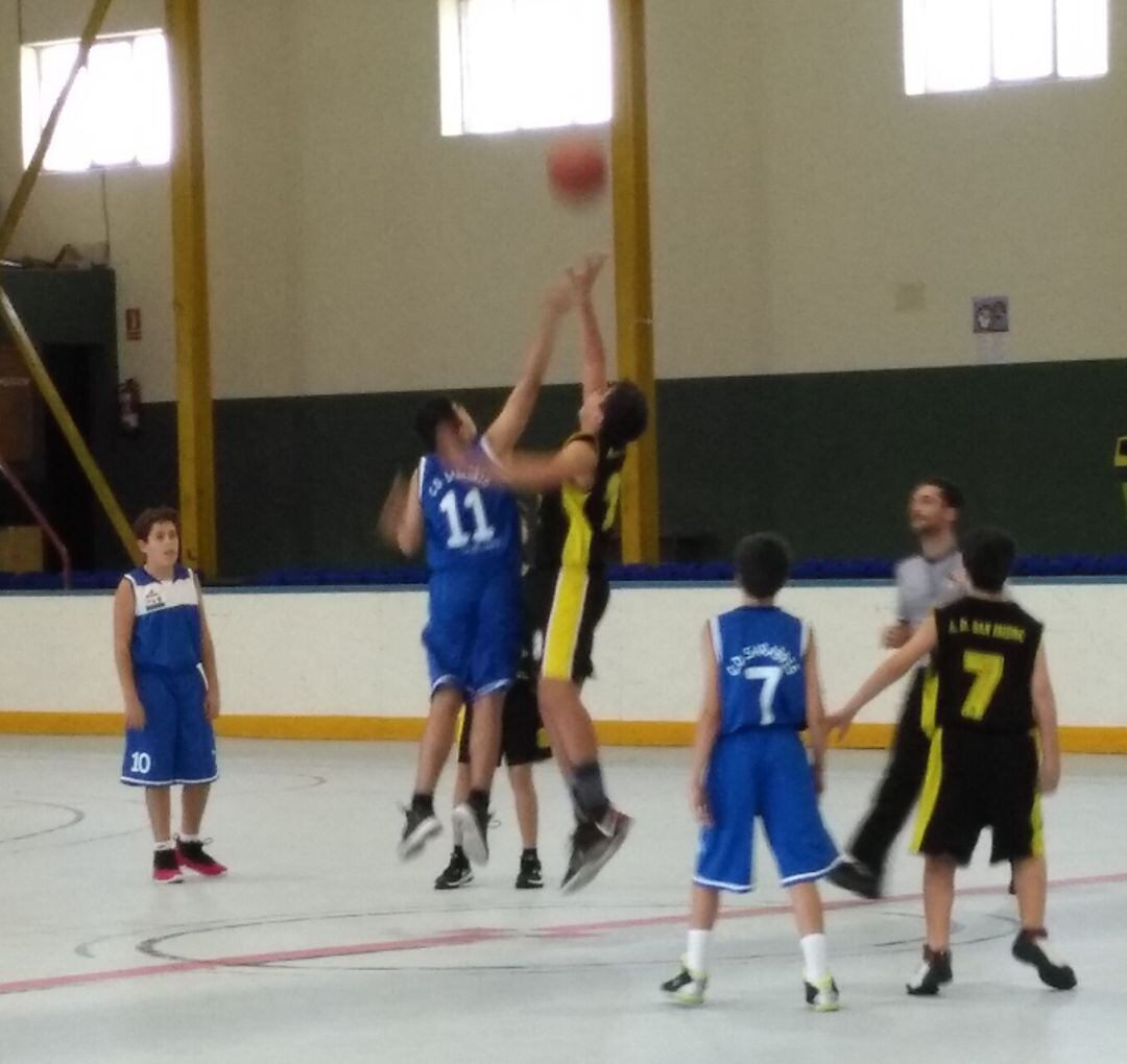 El infantil masculino del Sarabris luchó desde el principio del partido por una victoria que no llegó