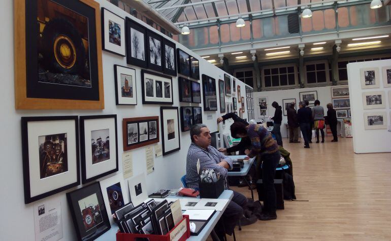 Los artistas esperan en sus stands, en la Casa del Reloj.