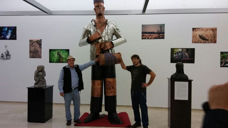 Francisco Mora ( izquierda ) y el comisario de la exposición posan con el Minero gigante que preside la muestra