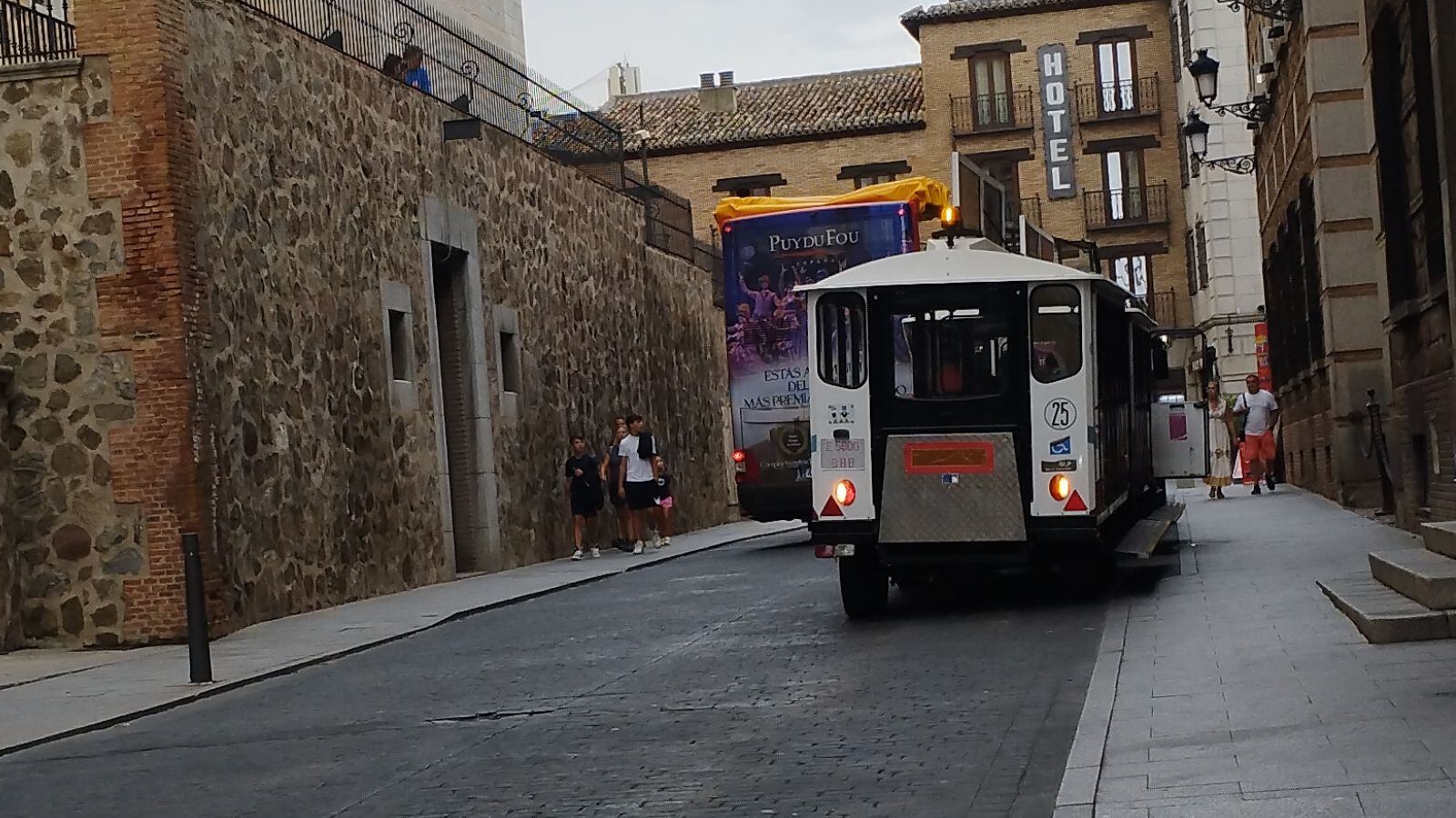 El autobús y trenecito turístico mantienen su parada habitual a pesar de las obras del eje Zocodover-Bisagra de Toledo