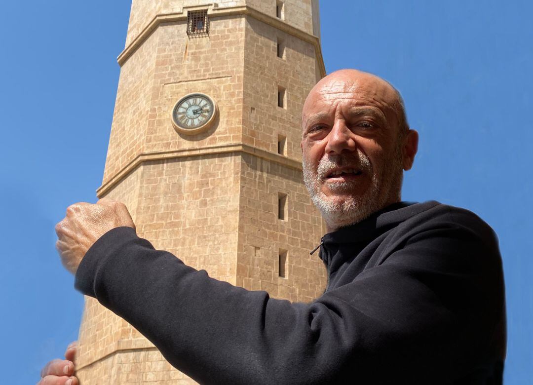 Manolo Guía abrazado al Fadrí de Castelló.