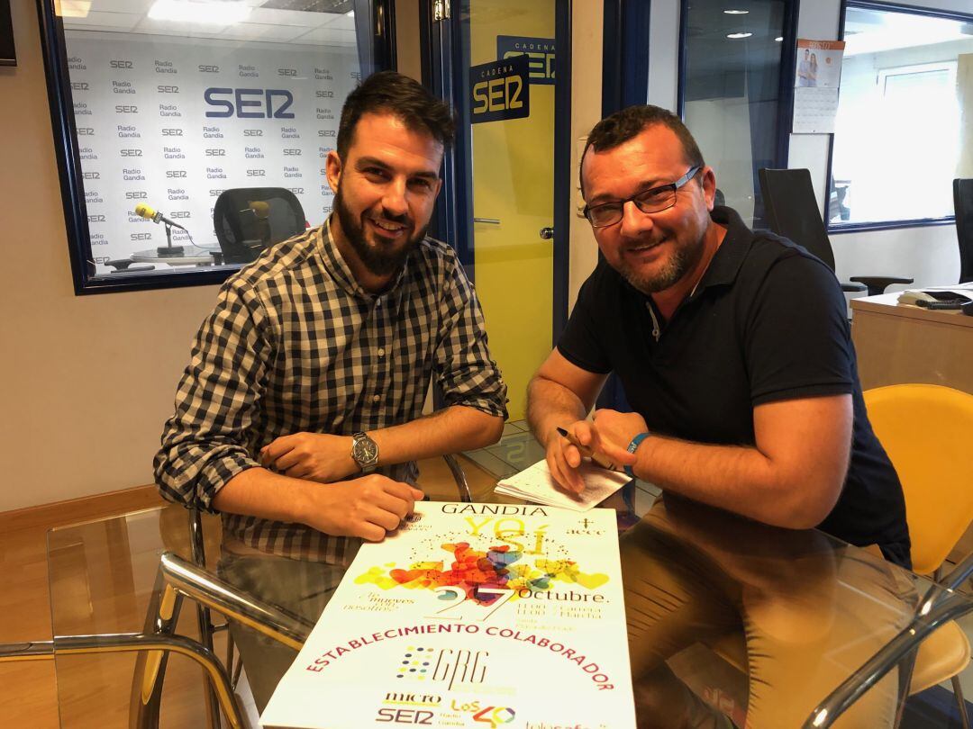 Los periodistas Marc Oliva y Daniel Ardid en los preparativos de la retransmisión.  