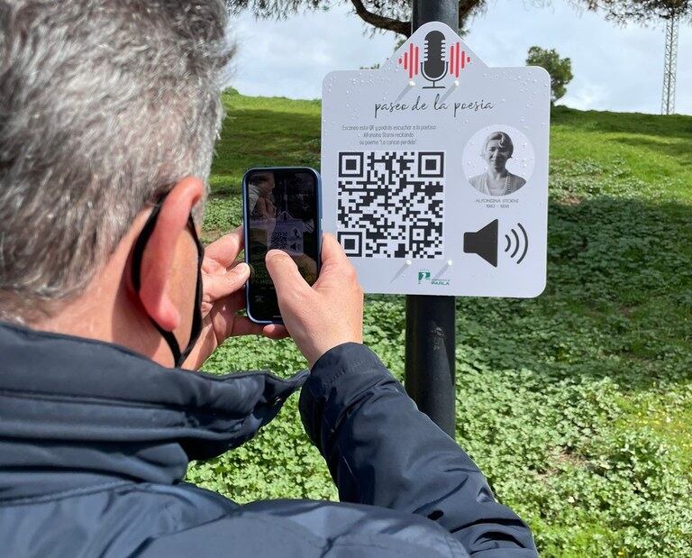 A través de un código QR se puede acceder a grabaciones de poetas del siglo XX