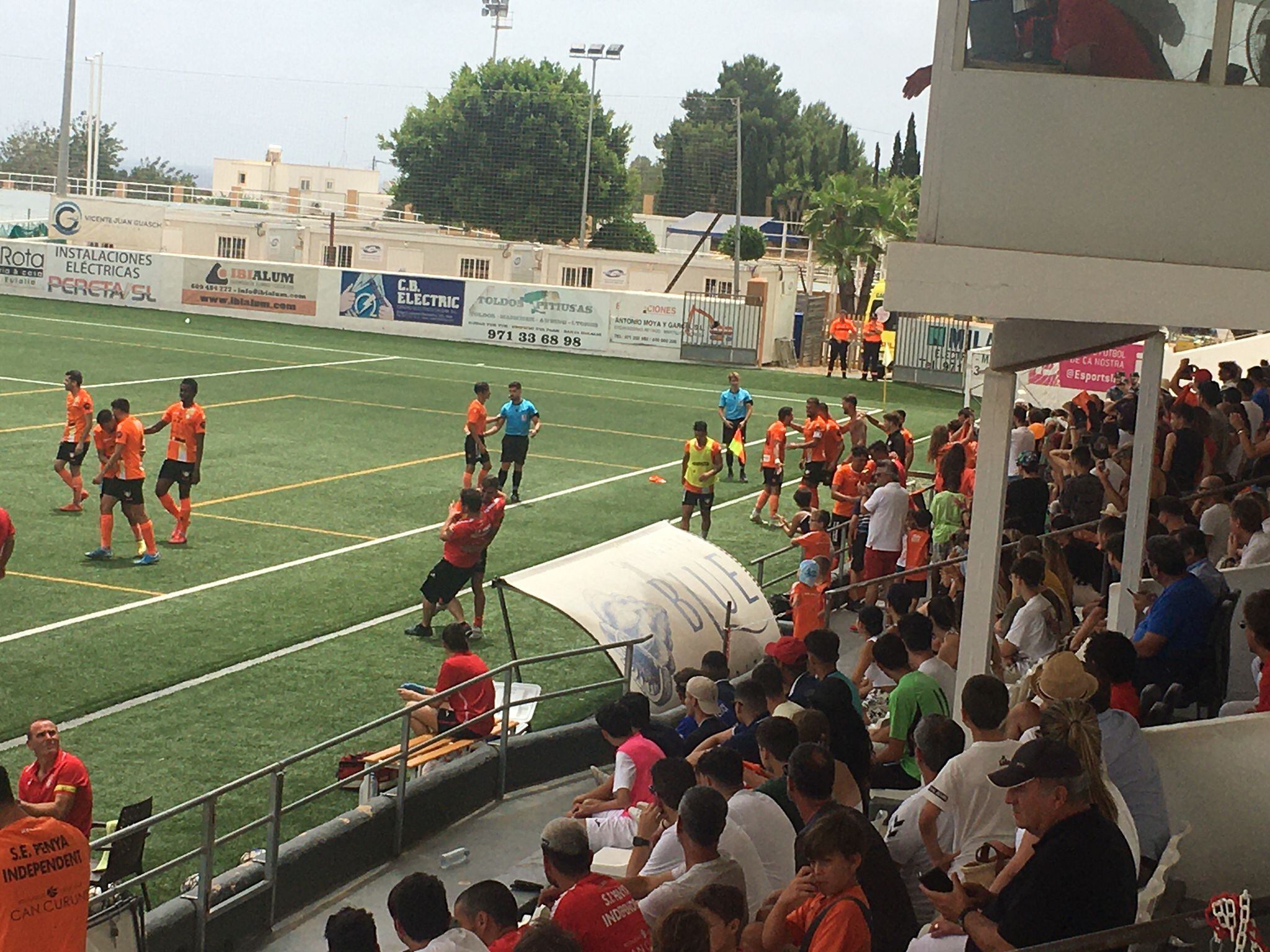 Los jugadores de la Penya Independent celebrando uno de los goles