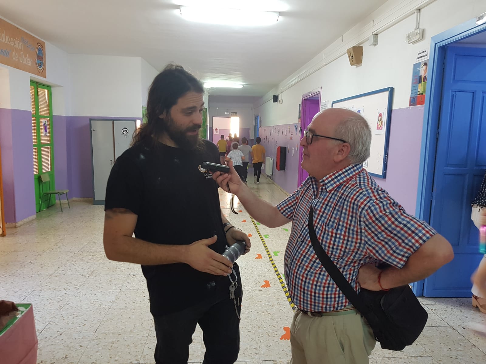 Momento en el que conversábamos con el monitor del taller &#039;Matemagia&#039;, Javier Ortega