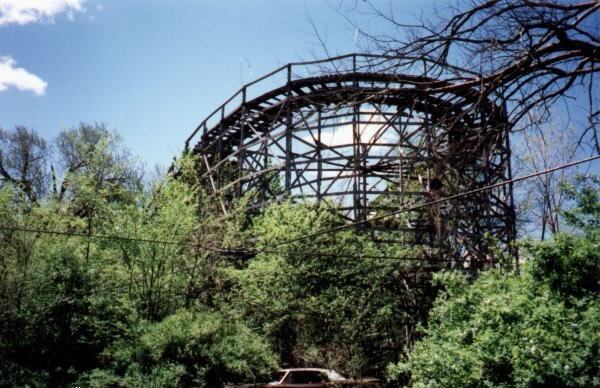 Imagen de una de las atracciones del parque Woncheon Lakeland (Corea del Sur), invadido por las ramas tras años de abandono.