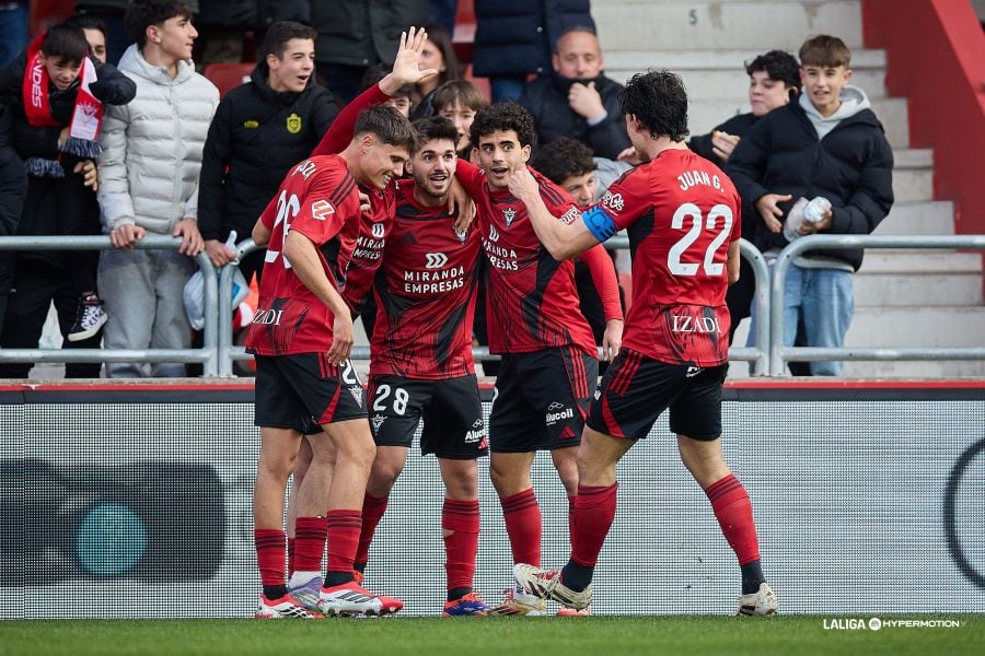 El Mirandés se hace jabato ante el Almería.