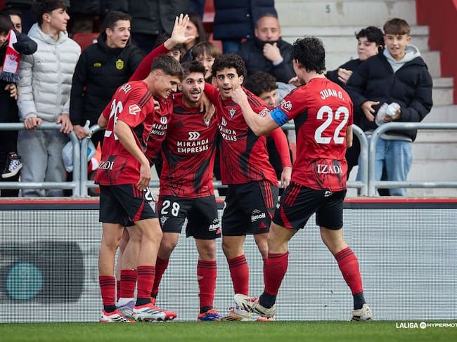 El Mirandés se hace jabato ante el Almería.
